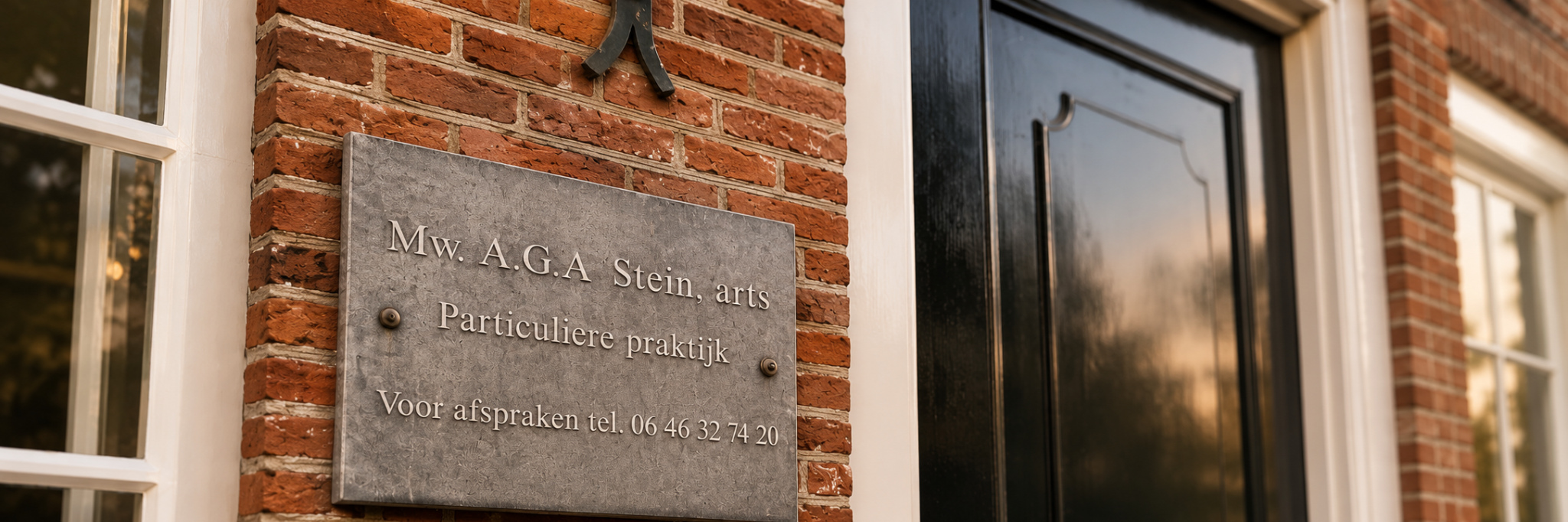 Naamplaat van Steinkliniek bij de monumentale praktijk